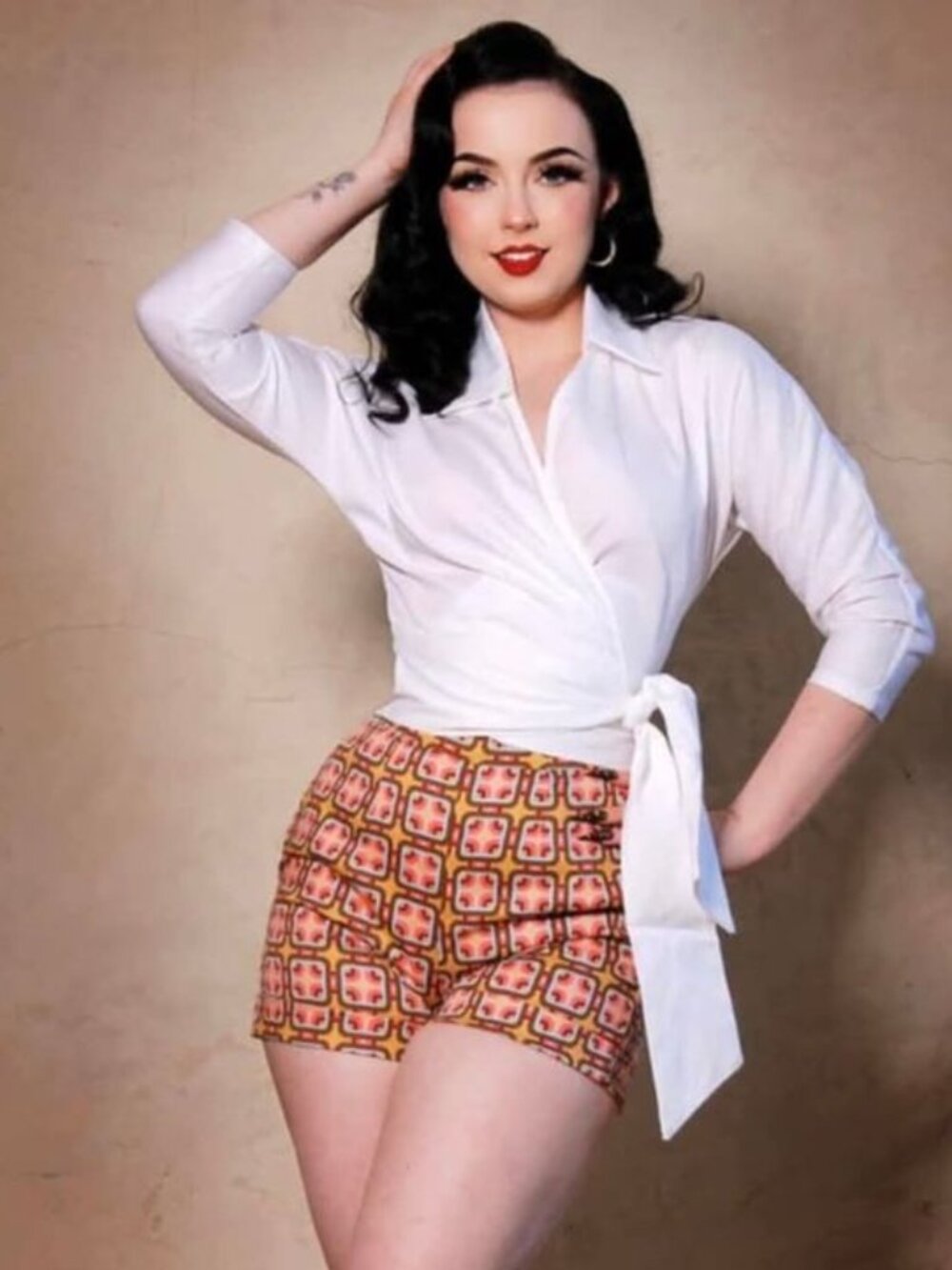 Pinup Couture Gold Room shorts NWT
